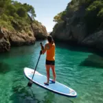 Giro in SUP nelle calette nascoste: consigli per scoprire angoli paradisiaci lontano dalla folla